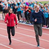 Kate und William laufen auf einer Tartanbahn um die Wette