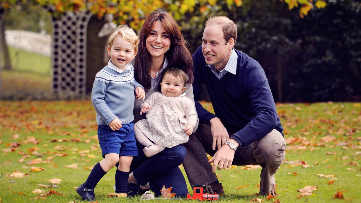 Kate und William mit den Kindern George und Charlotte im Garten des Kensington Palastes