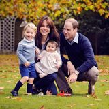 Kate und William mit den Kindern George und Charlotte im Garten des Kensington Palastes