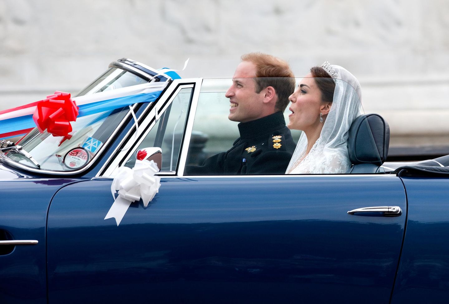 Kate und William nach ihrer Hochzeit 2011 in einem Aston Martin