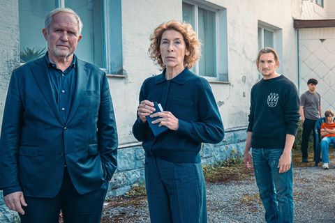 Moritz Eisner (Harald Krassnitzer, links) und Bibi Fellner (Adele Neuhauser) ermitteln im "Tatort: Gegen die Zeit" in einer betreuten Wohneinrichtung für schwierige Jugendliche.