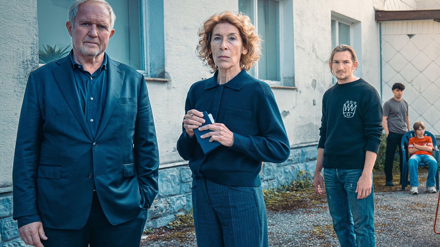 Moritz Eisner (Harald Krassnitzer, links) und Bibi Fellner (Adele Neuhauser) ermitteln im "Tatort: Gegen die Zeit" in einer betreuten Wohneinrichtung für schwierige Jugendliche.