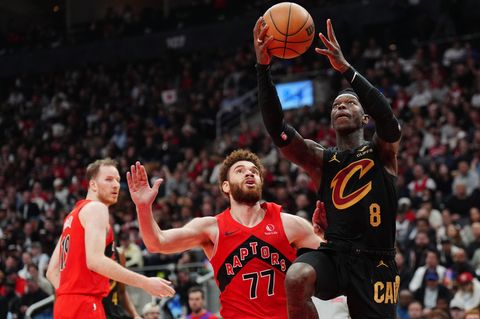 Dennis Schröder (r.) kam für die Cleveland Cavaliers in Toronto wieder von der Bank. Foto: Frank Gunn/The Canadian Press/AP/dpa