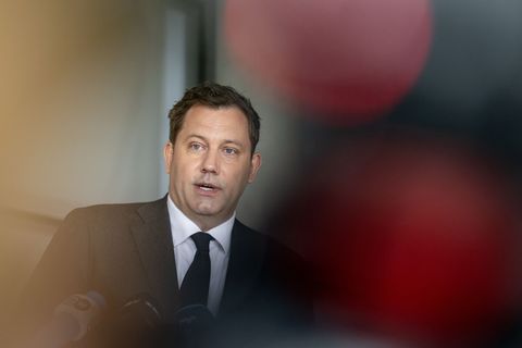 Am Mittwoch will Klingbeil die Eckpunkte für den Haushalt ins Kabinett bringen. Foto: Fabian Sommer/dpa