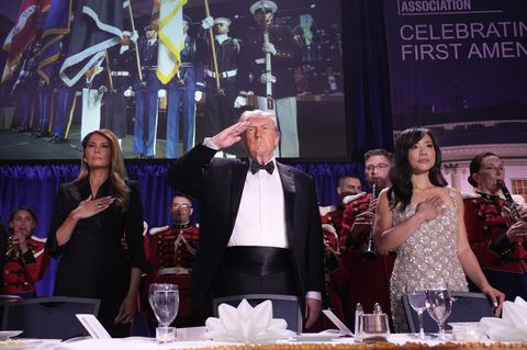 US-Präsident Donald Trump salutiert während der Nationalhymne, kurz danach fallen die Schüsse