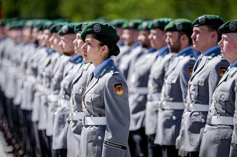 Die Wehrpflicht ist in Deutschland ausgesetzt. Trotzdem wirbt die Bundeswehr um neue Soldatinnen und Soldaten
