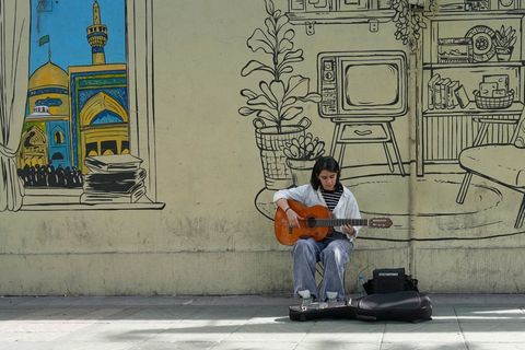 Dank der aktuellen Waffenruhe stellt sich in den Straßen Teherans auch wieder ein gewisser Alltag ein - doch viele befürchten, d
