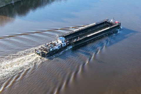 Ein Lastkahn, geschoben von dem Schubschiff "Hans" fährt auf dem Nord-Ostsee-Kanal. Foto: Bodo Marks/dpa