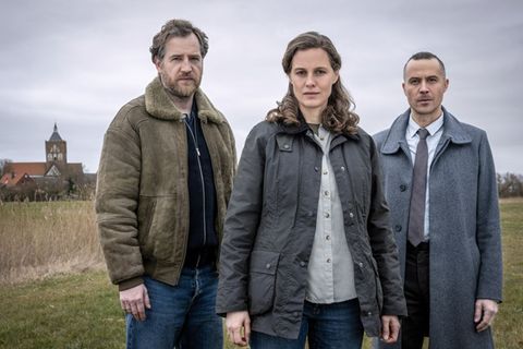 Die Ostfrieslandkrimi-Ermittler Ann Kathrin Klaasen (Picco von Groote), Frank Weller (Tom Radisch, links) und Rupert (Barnaby Metschurat) werden diesmal nicht nur mit perfiden Morden, sondern auch mit einer Familientragödie konfrontiert.