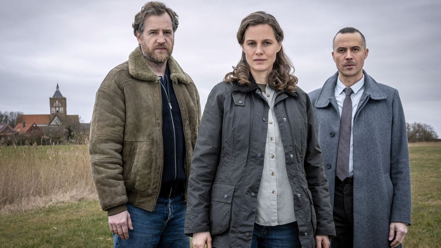 Die Ostfrieslandkrimi-Ermittler Ann Kathrin Klaasen (Picco von Groote), Frank Weller (Tom Radisch, links) und Rupert (Barnaby Metschurat) werden diesmal nicht nur mit perfiden Morden, sondern auch mit einer Familientragödie konfrontiert.