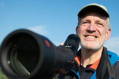 Der Biologe Stefan Stübing ist ein ausgewiesener Experte für Vogelarten. Foto: Florian Wiegand/dpa