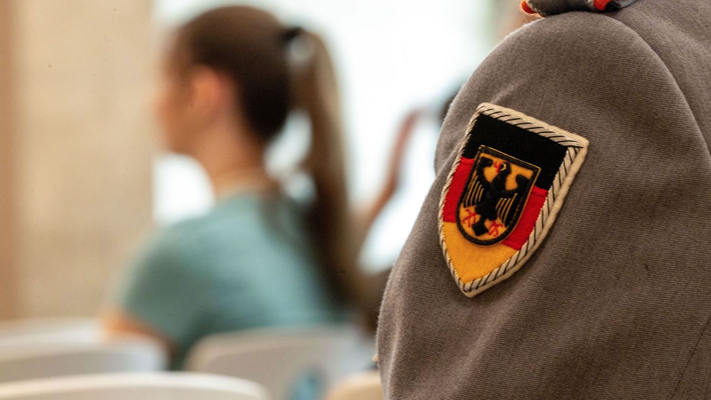 Jugendoffiziere der Bundeswehr informieren auf Anfrage in Schulklassen über Sicherheitspolitik und die Bedeutung von Soldaten. (