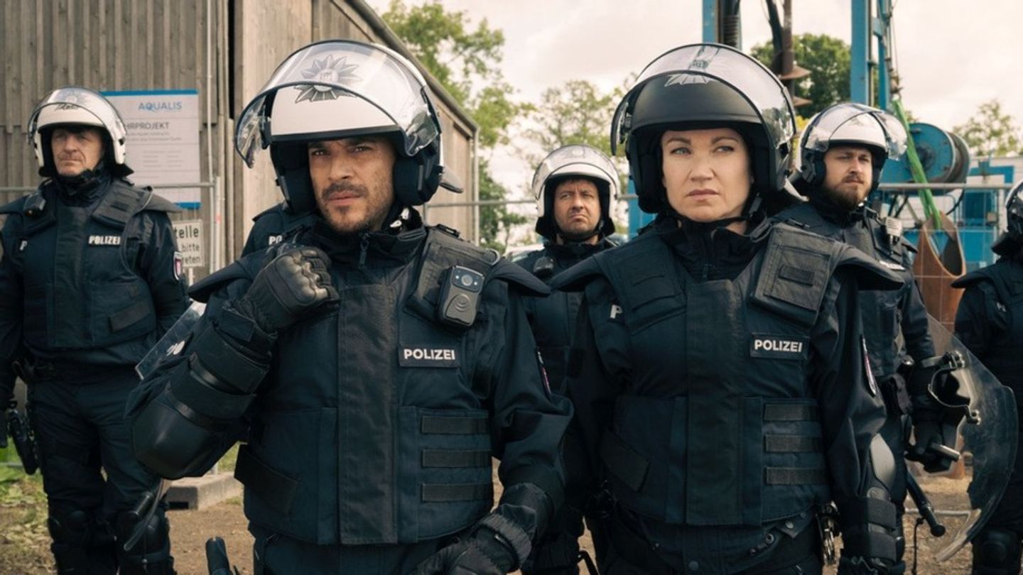 "Sarah Kohr: Bis auf den Grund": Polizeizugführer Till Ruprecht (Kostja Ullmann) und Sarah Kohr (Lisa Maria Potthoff) warten a