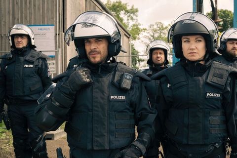 "Sarah Kohr: Bis auf den Grund": Polizeizugführer Till Ruprecht (Kostja Ullmann) und Sarah Kohr (Lisa Maria Potthoff) warten a