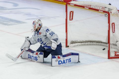 Musste fünfmal hinter sich greifen: Maximilian Franzreb Foto: Andreas Gora/dpa