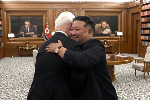 Kim (r.) und Belousow