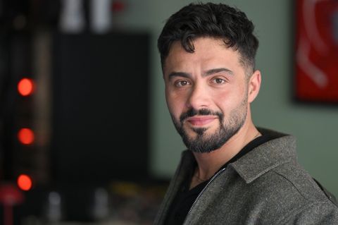 Der Schauspieler Aram Arami bei einem Fototermin mit der Deutschen Presse-Agentur in Berlin im April 2026. Foto: Jens Kalaene/dp