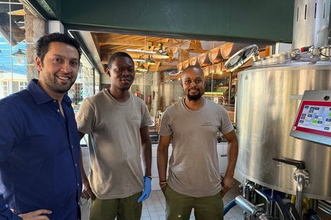 Arjun Malhotra (l) mit seinen kenianischen Brauerei-Mitarbeitern im Sudhaus seiner Craftbeer-Brauerei in Nairobi. Foto: Eva Kraf