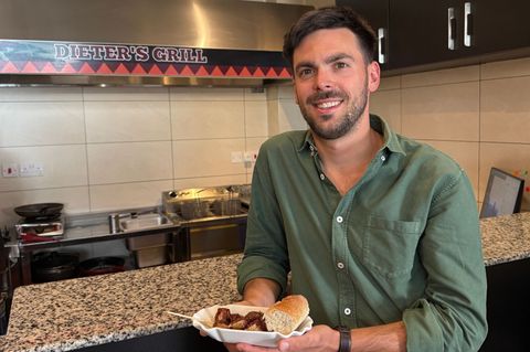 Vor knapp einem Jahr eröffnete Fabian Förster "Dieters Grill", ein kleines Imbissrestaurant in Nairobi. Foto: Eva Krafczyk/dpa