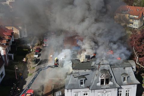 Nach dem Großbrand in Sondershausen ist das Feuer gelöscht, das Haus ist stark beschädigt. Foto: Silvio Dietzel/dpa-Zentralbild/