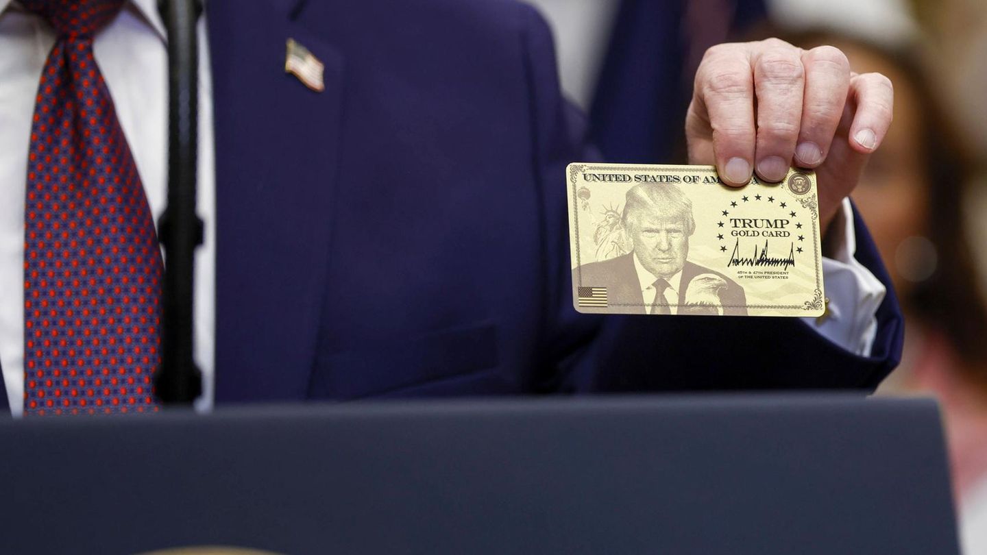 Stolz präsentierte der Präsident im Dezember ein neues US-Visum: die „Trump Gold Card“
