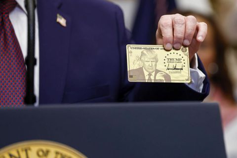 Stolz präsentierte der Präsident im Dezember ein neues US-Visum: die „Trump Gold Card“