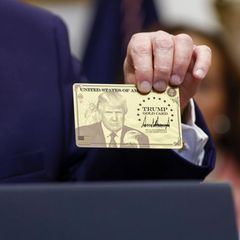 Stolz präsentierte der Präsident im Dezember ein neues US-Visum: die „Trump Gold Card“
