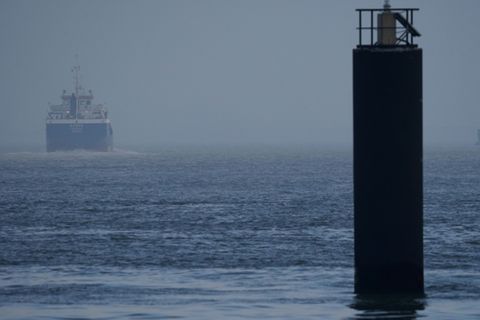 Frachtschiff auf Nordsee bei Cuxhaven