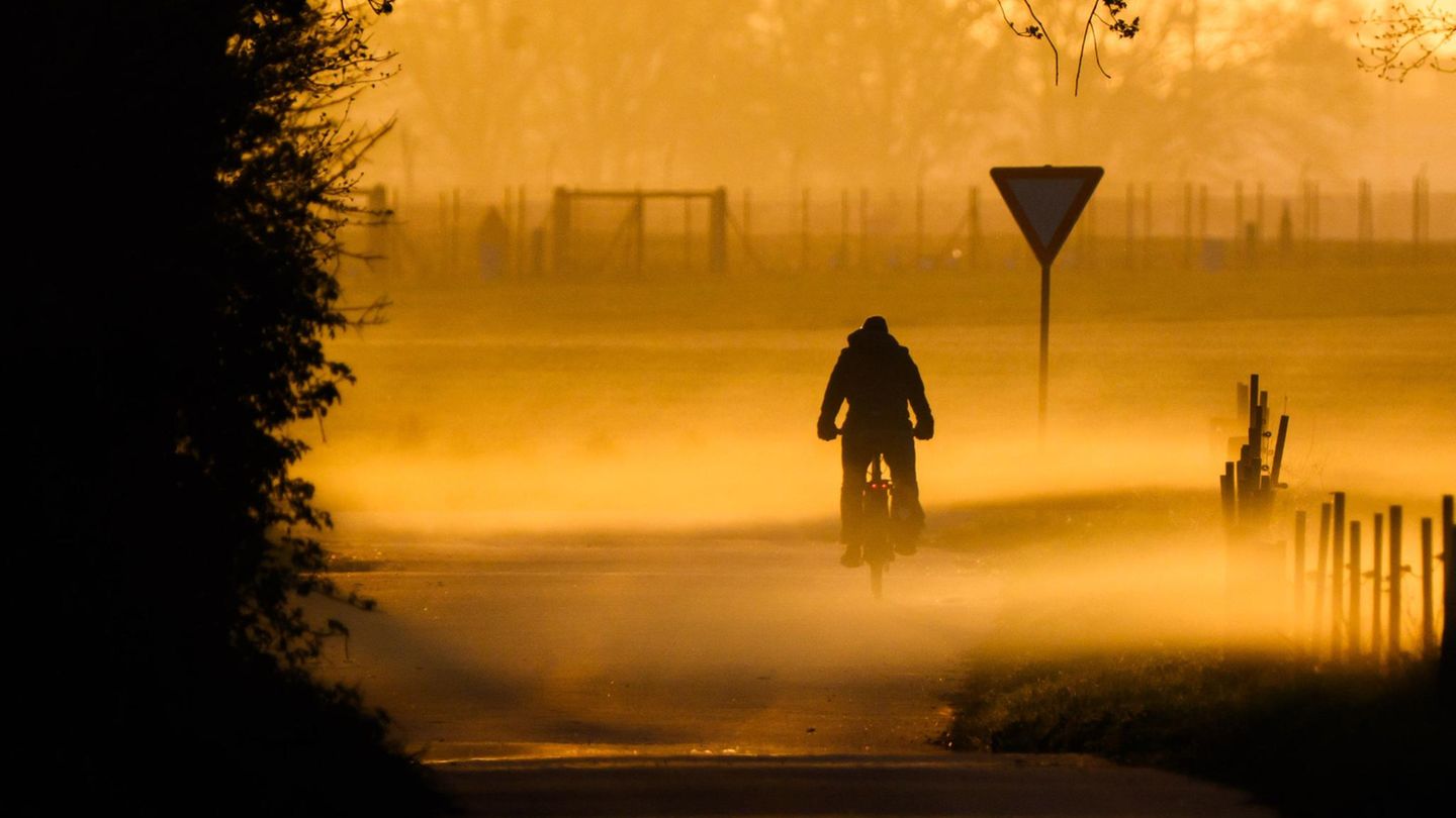 Hannover, Deutschland. Hätte Hermann Hesse sein legendäres Gedicht „Im Nebel“ nicht schon 1905 geschrieben, dieser Anblick hätte ihn sicherlich inspiriert. Kalte und relativ feuchte Nächte sorgen momentan regelmäßig für nebelig-schöne Szenen in den Morgenstunden.