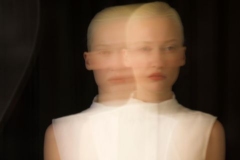 Essstörung und Magerwahn: Model vor schwarzem Hintergrund mit Bewegungsunschärfe