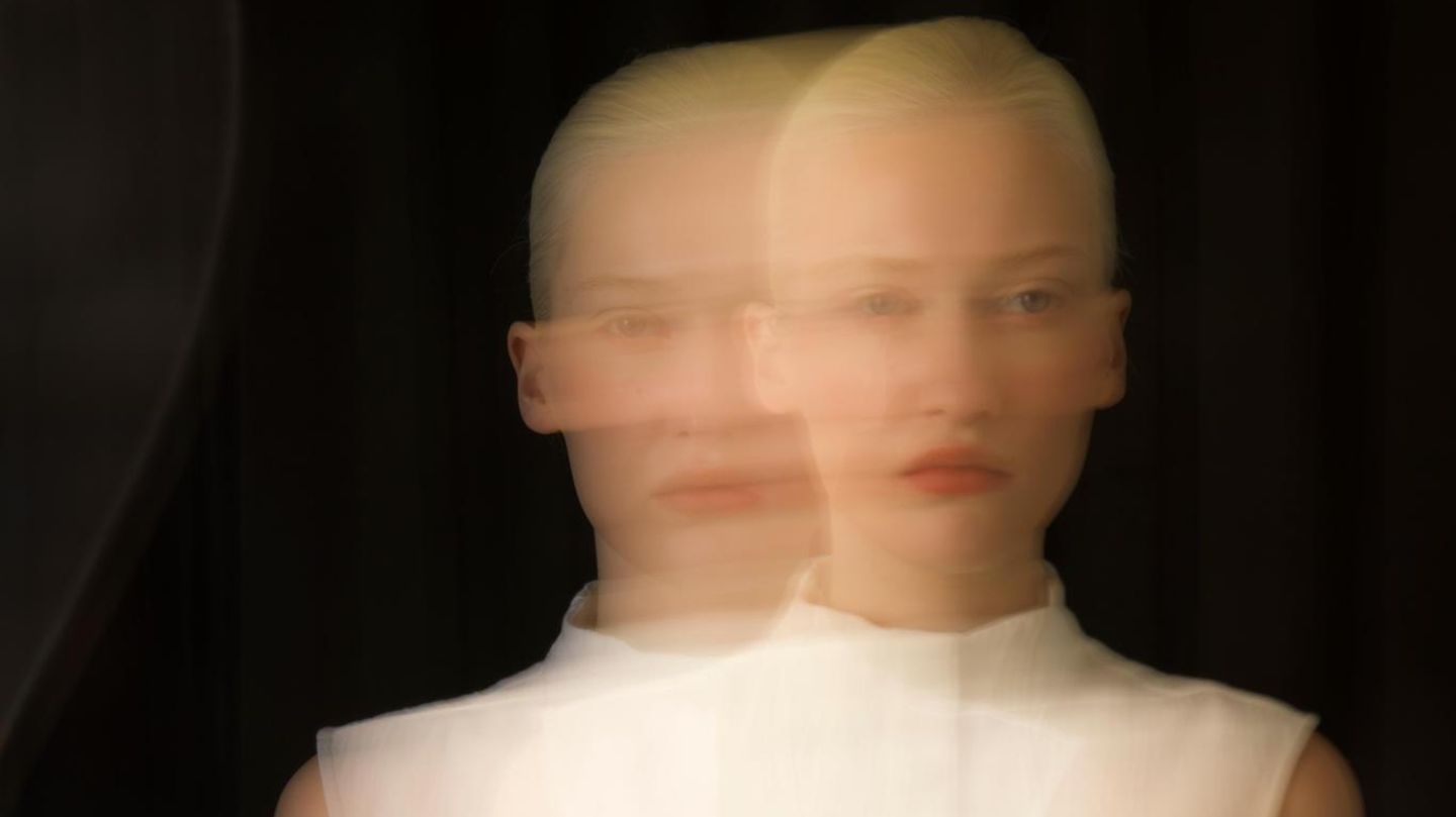 Essstörung und Magerwahn: Model vor schwarzem Hintergrund mit Bewegungsunschärfe