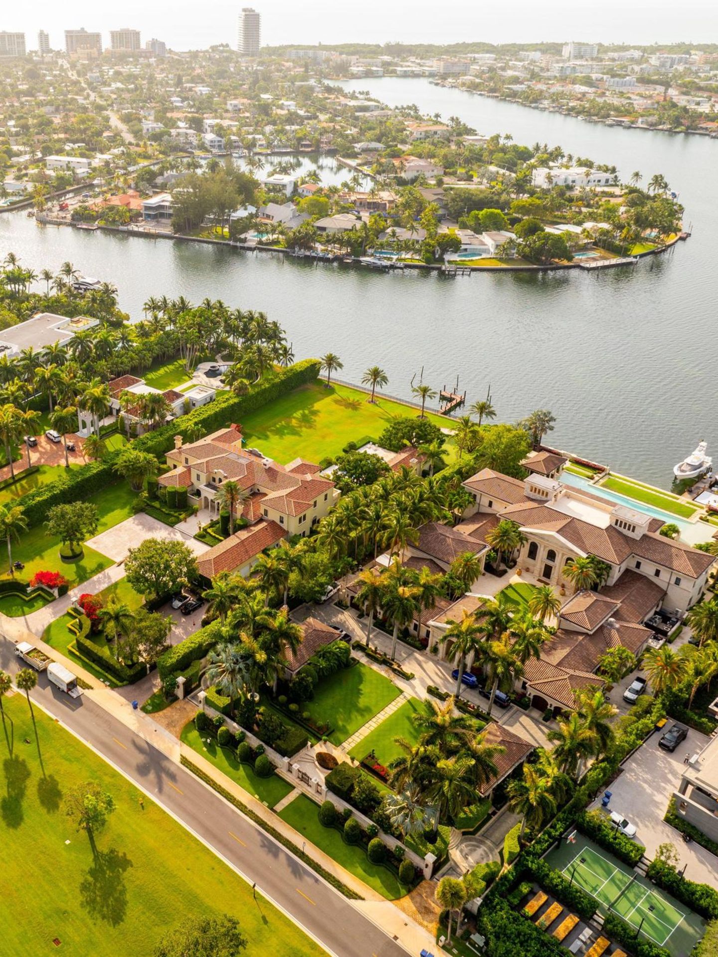 Aufnahme eines Wohngebietes auf Indian Creek in Miami von oben