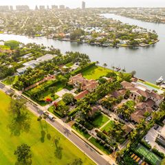 Aufnahme eines Wohngebietes auf Indian Creek in Miami von oben