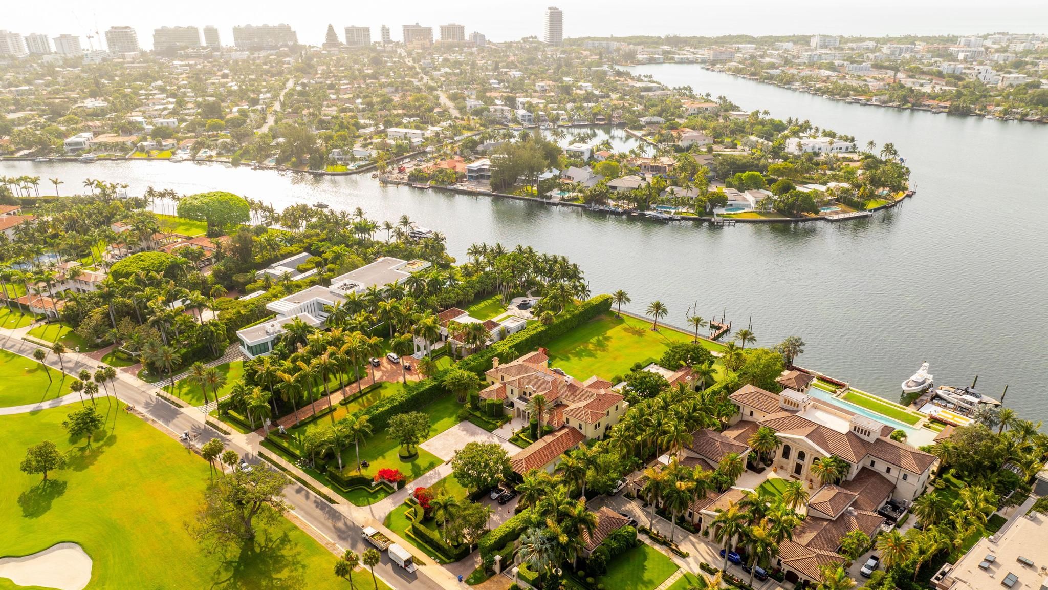 Aufnahme eines Wohngebietes auf Indian Creek in Miami von oben