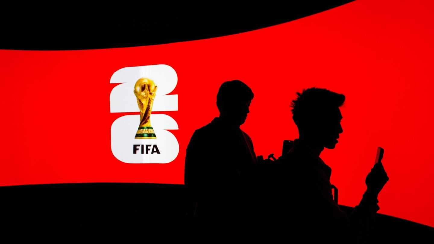 Die WM sorgt vor dem Start auch wegen immenser Preise für Diskussionen. (Archivbild) Foto: DARRYL DYCK/The Canadian Press/AP/dpa