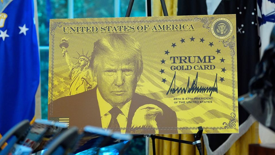 Auf einem riesigen Poster präsentierte der US-Präsident im Weißen Haus die „Trump Gold Card“