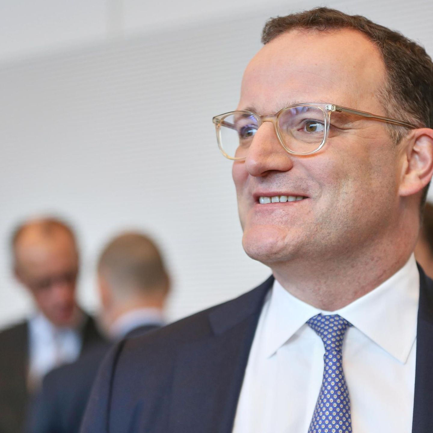 Spahn; Merz im Hintergrund