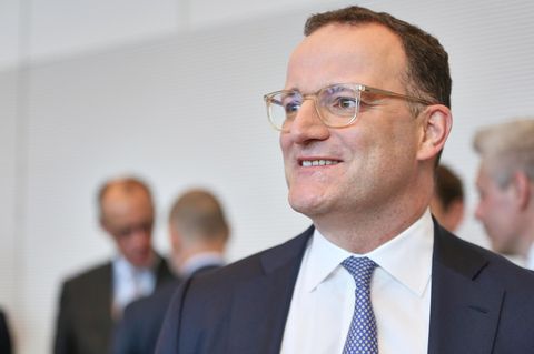 Spahn; Merz im Hintergrund