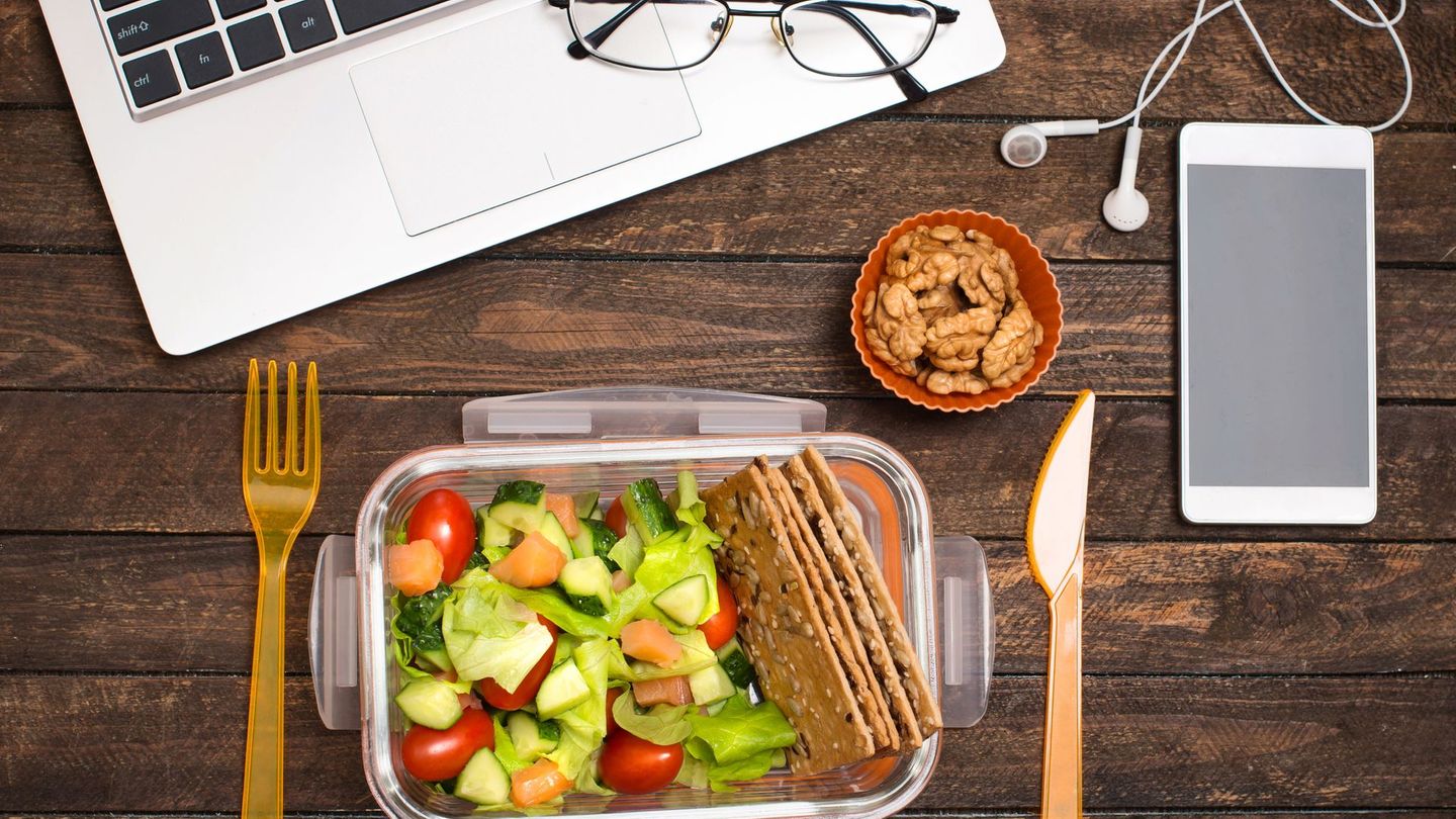 Sich auch im Büro gesund zu ernähren klappt besonders gut, wenn Sie Ihr eigenes Essen mitbringen.