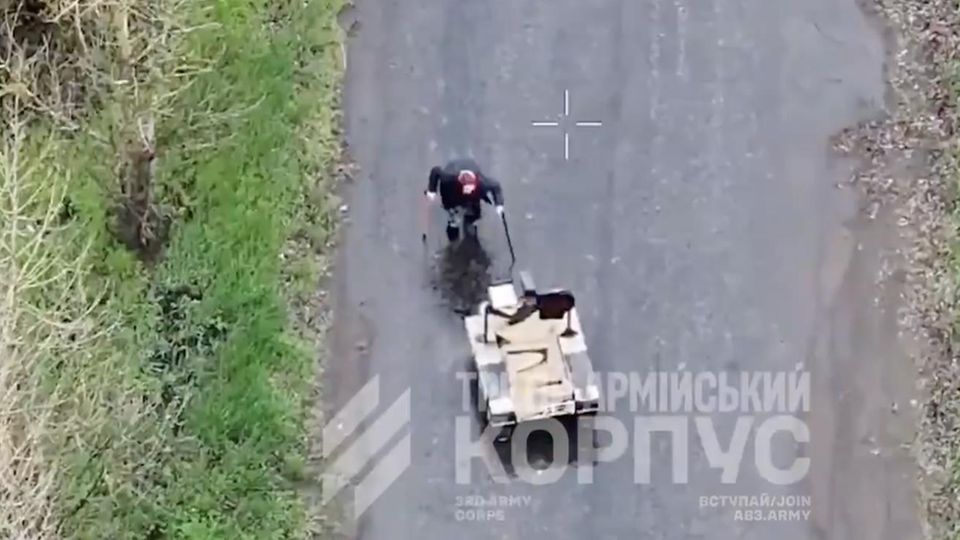 Roboter rettet 77-Jährige aus zerbombter ukrainischer Frontstadt