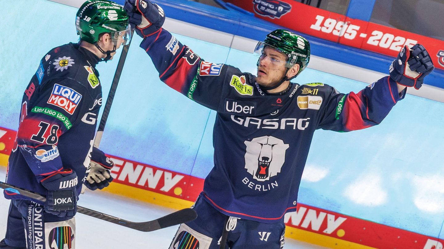 Leonhard Pföderl feiert seinen zweiten Treffer beim 5:1 der Eisbären Berlin im zweiten DEL-Finale gegen die Adler Mannheim. Foto