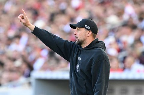 Trainer Sebastian Hoeneß und der VfB Stuttgart richten den Fokus auf den Saison-Endspurt. Foto: Bernd Weißbrod/dpa