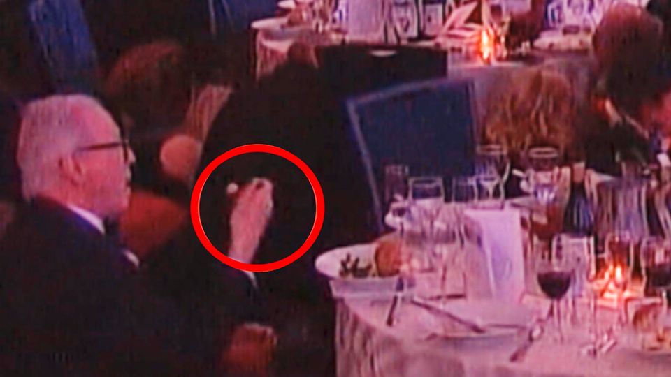 Trump-Gast isst während Gala-Attacke seelenruhig weiter