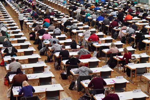 Für Tausende Azubis in Bayern beginnen am Dienstag die schriftlichen Abschlussprüfungen. (Symbolbild) Foto: Martin Schutt/dpa-Ze