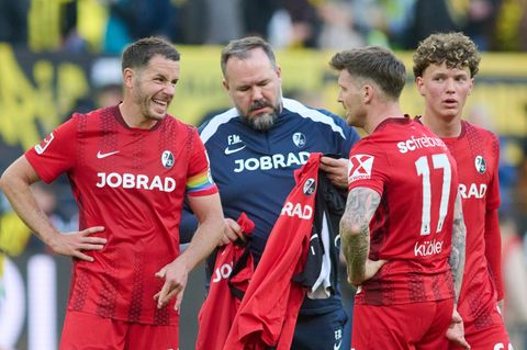 Die Freiburger nach dem desolaten 0:4 in Dortmund. Foto: Bernd Thissen/dpa