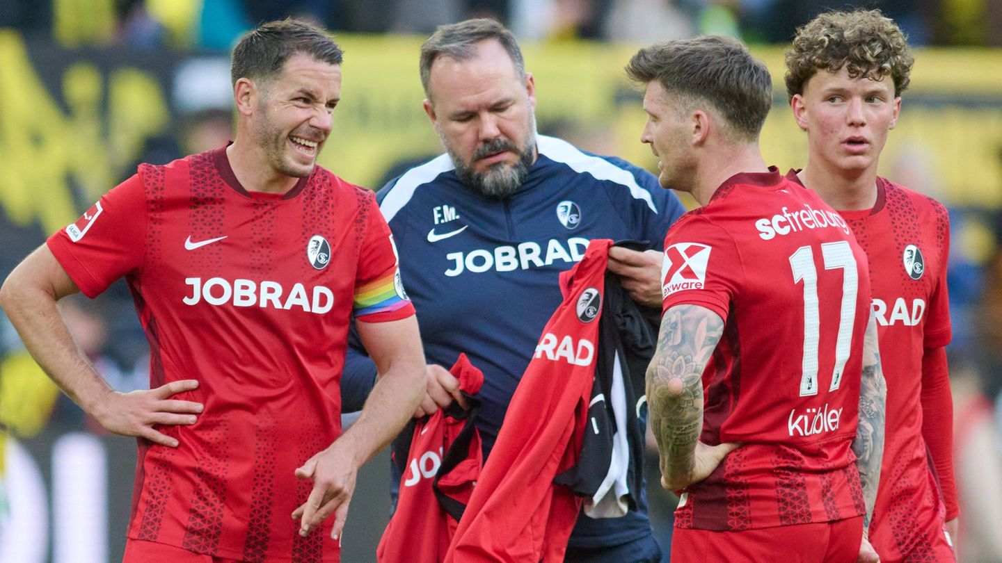Die Freiburger nach dem desolaten 0:4 in Dortmund. Foto: Bernd Thissen/dpa