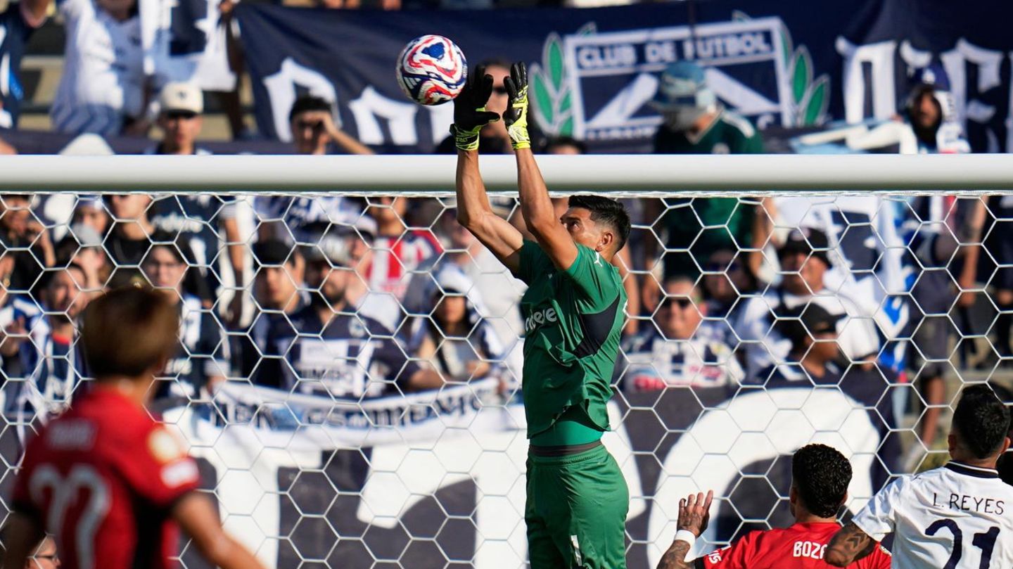 Wegen Platzverweis: „Schande“: Brutale Torwart-Attacke empört Spanien