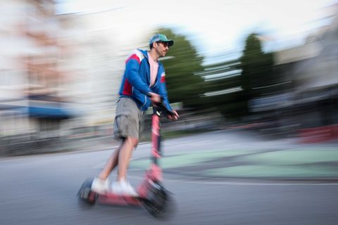 In Berlin ist es wieder zu einem schweren Unfall von Minderjährigen auf einem E-Roller gekommen. (Symbolbild) Foto: Christian Ch