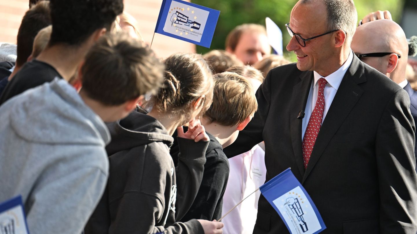 Mit Europafahnen wurde Bundeskanzler Friedrich Merz (CDU) von den Schülerinnen und Schülern des Carolus-Magnus-Gymnasiums begrüß