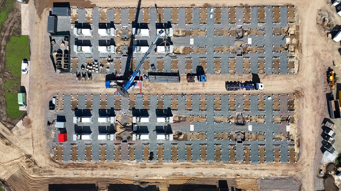 Schwertransporte liefern derzeit Hunderte Batteriemodule für den Großspeicher nach Förderstedt (Foto Handout) Foto: Eco Stor/dpa